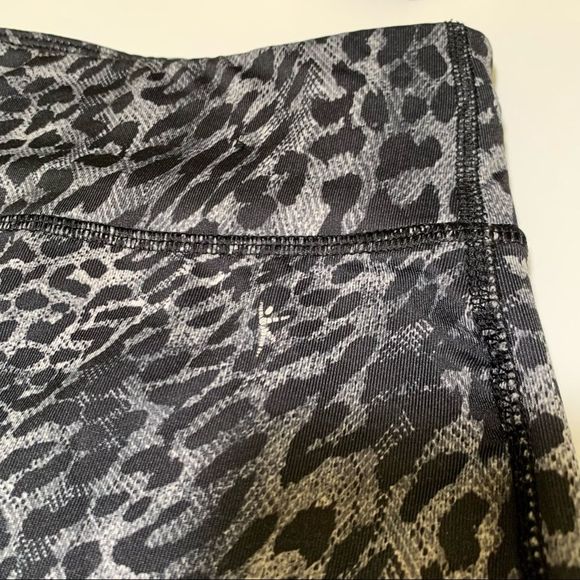 Danskin Now Fitted Crop Leggings size Small | Gray Leopard 18" Inseam - Picture 8 of 9